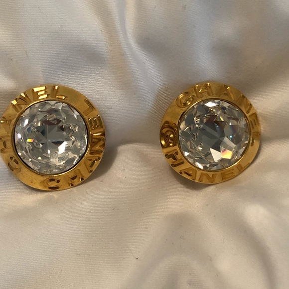 CHANEL Jewelry - 💯% Authentic Vintage Chanel Gold Earings Clip on
